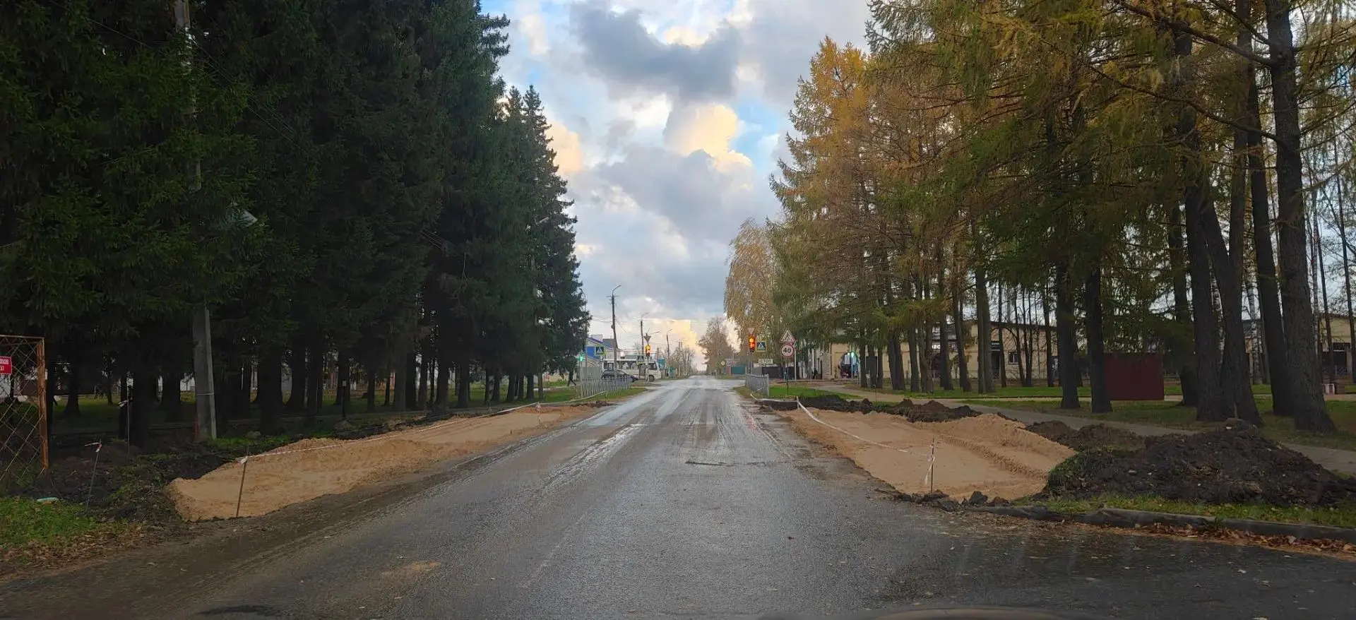 В райцентре между сквером имени Н.Ф.Семенова и парком с обелиском "Никто не забыт. Ничт...