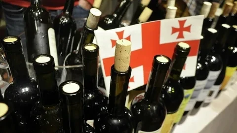 Грузинское вино и минералку запретили ввозить в Россию.