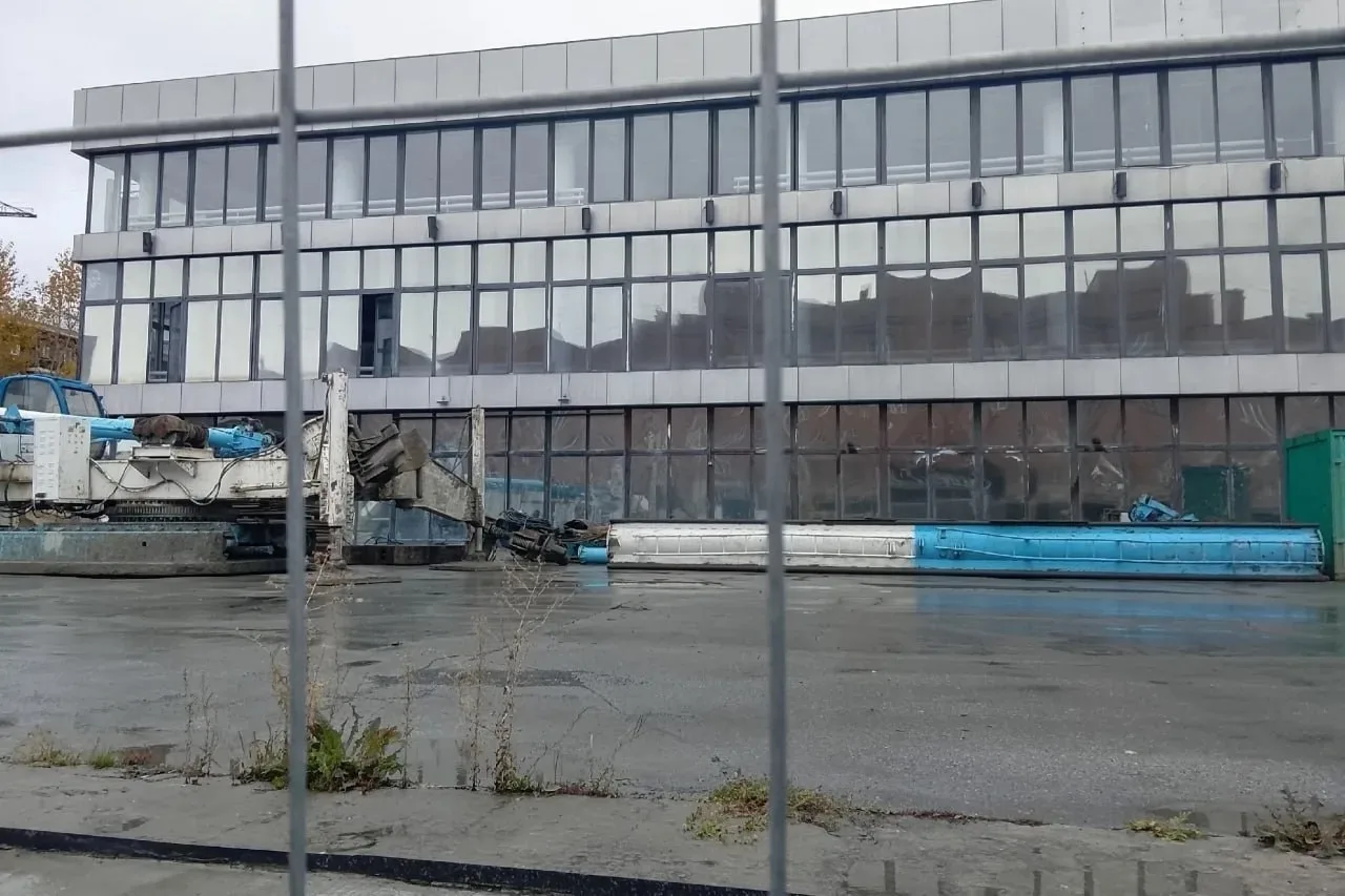 В центре Новосибирска сносят легендарный ЦУМ