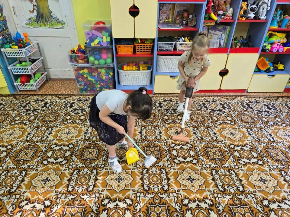 В рамках проекта добрые игры, в ходе мини экскурсии по детскому саду дети познакомились...