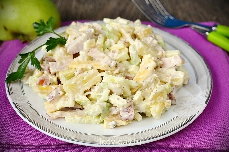 Сaлaт c яблoкoм, куpицeй и aнaнacoми