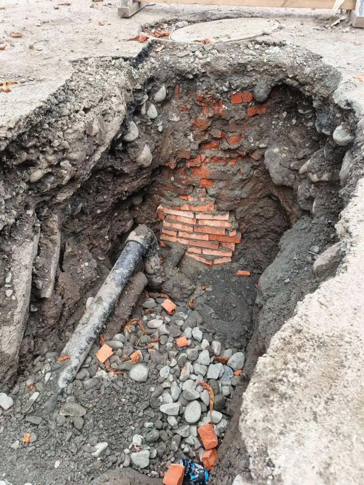Водоканал завершает замену ветхого водопровода, питающего основное здание и общежитие С...