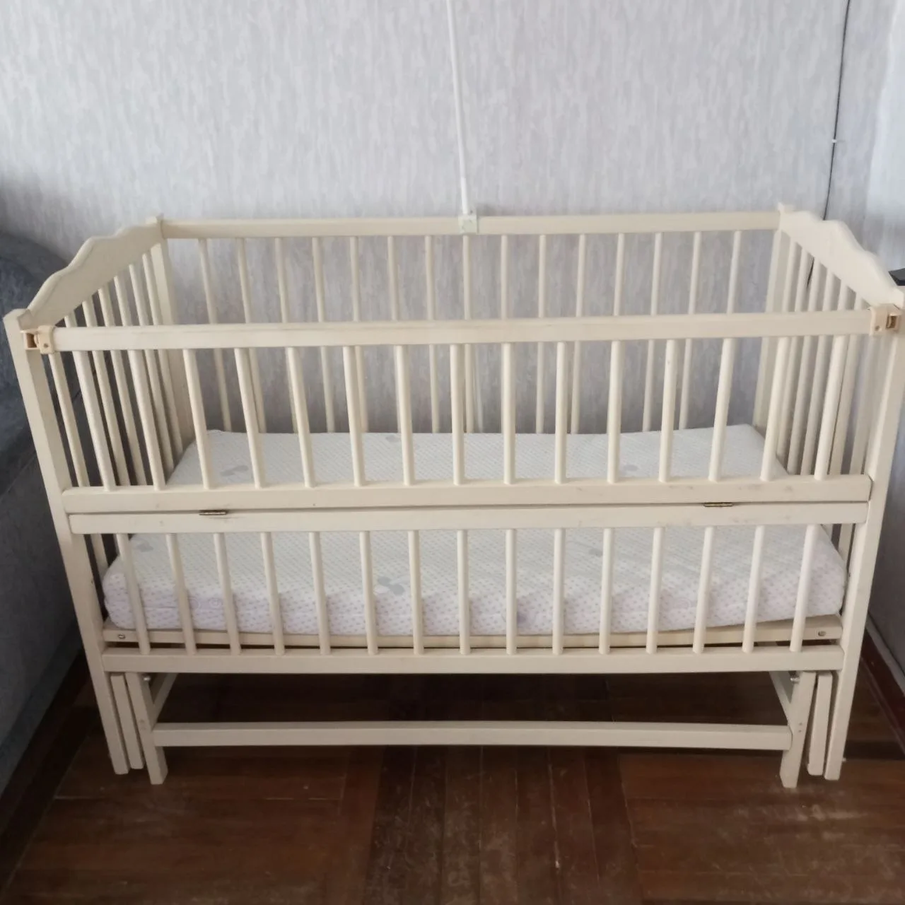 Продам дет.кроватку с маятником.Цена договорная.тел.+79900164825
