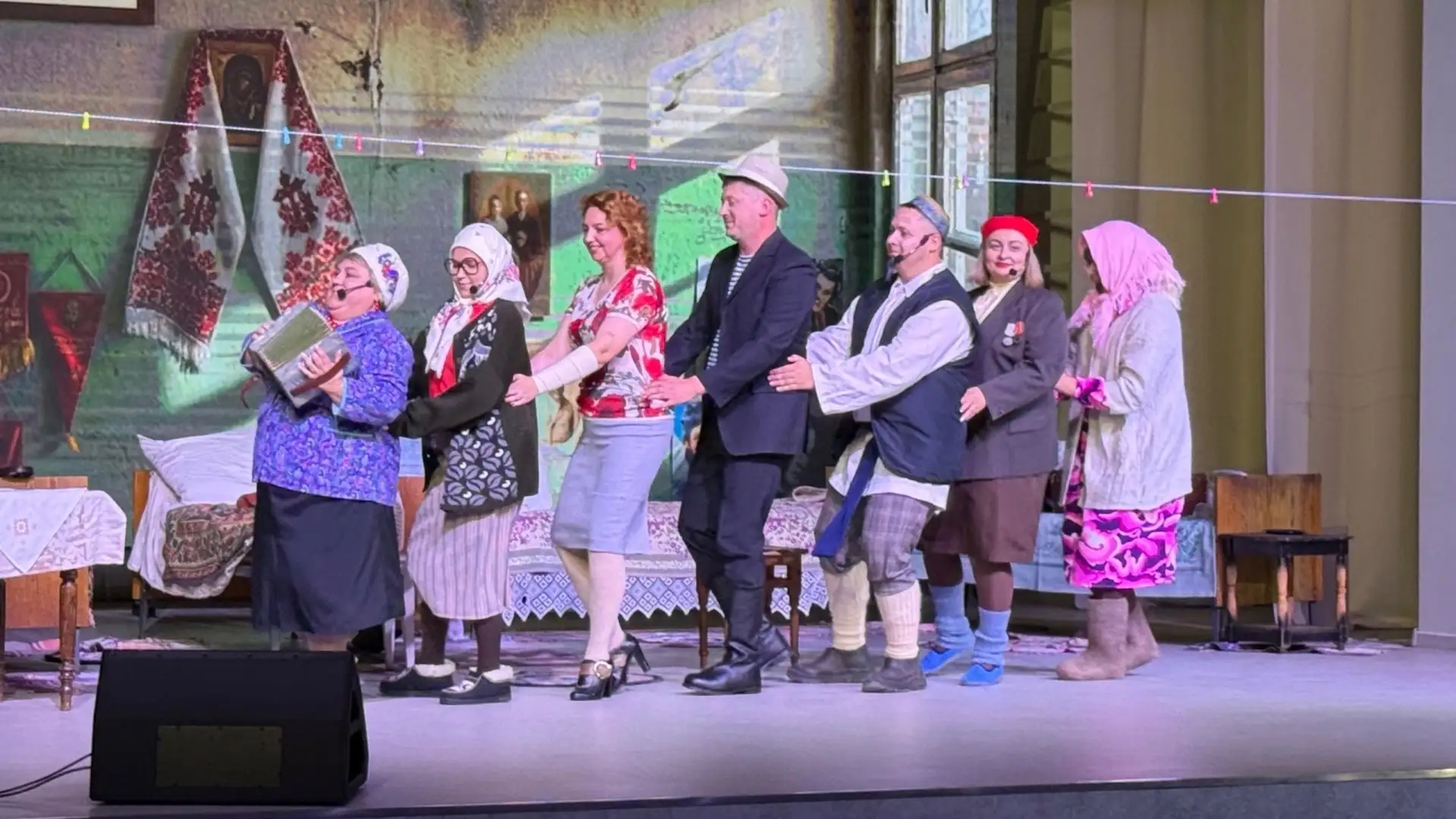 🎭 В обновлённом центре культуры прошёл показ лирической комедии «Выходили бабки замуж».