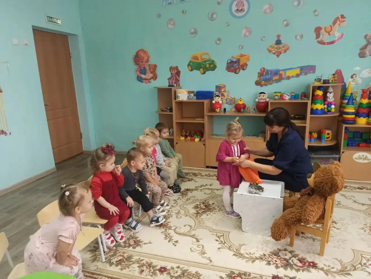 Тема недели "дикие животные" В гости из леса пришёл медведь, дети с ним познакомились, ...