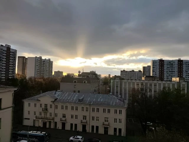 Как здорово наблюдать за тем, как природа рисует свои картины прямо над головой.