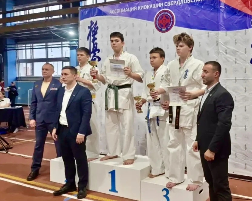 🥋 12 медалей привезли ноябрьские каратисты из столицы Урала