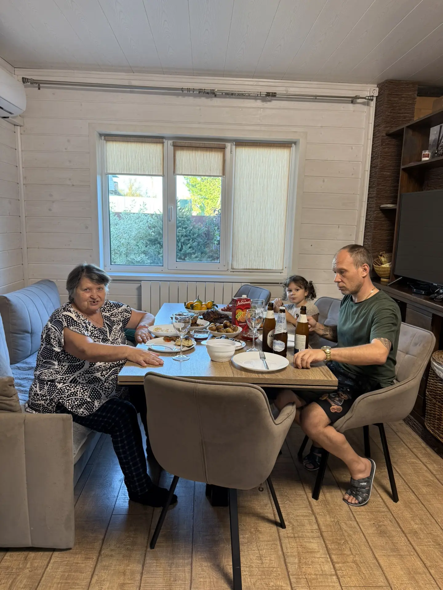 Дела подгребла, сейчас встречаем гостей. Приехала мама Андрея и племянница, сидим задуш...