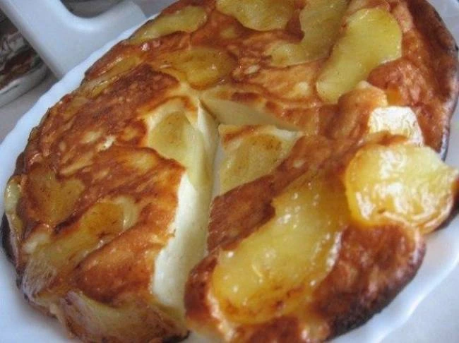 Яблочная творожная запеканка с корицей