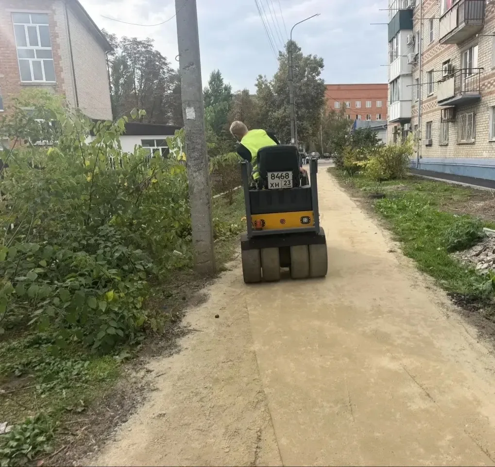 🚧 В Кропоткине приступили к устройству тротуара на переулке Колхозном 50.
