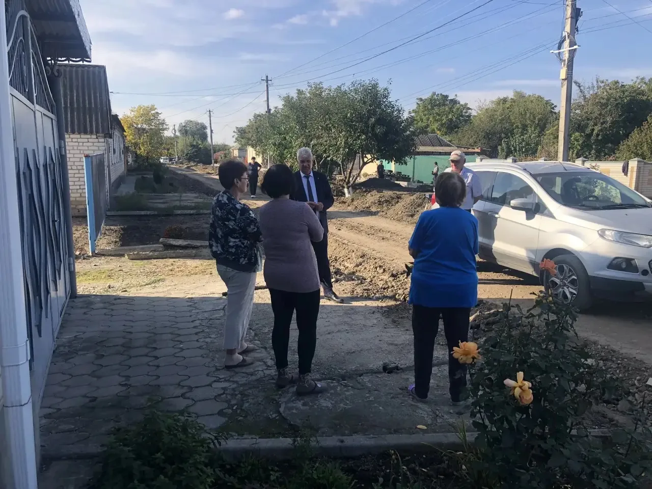 Продолжаем плановую работу по благоустройству автомобильных дорог в селе Новоселицком. ...