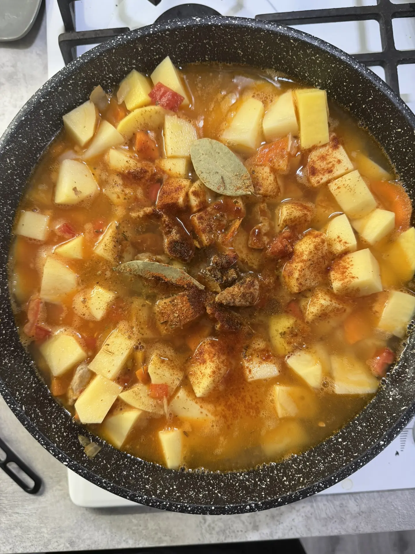 Картошку с мясом к ужину тушу, настроения нет что то выдумывать.