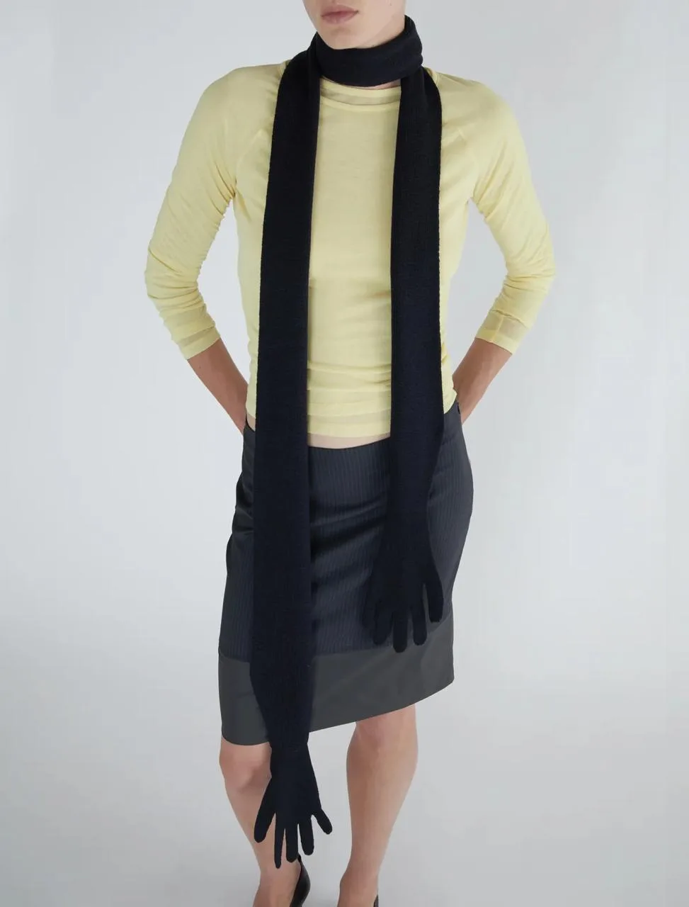 Кажется, самое время присмотреться к шарфу-перчаткам от Paloma Wool.