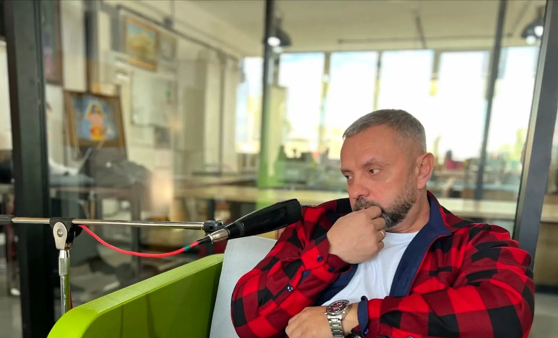 Скоро стартуем с серией бесед на радио. Тематика: поведение за рулём, в пробках.