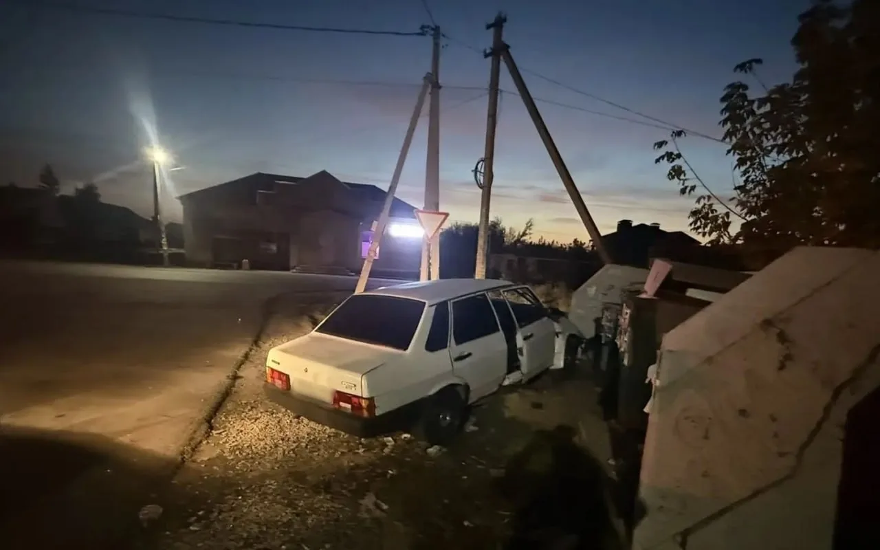 Ночная авария в Гремячьем: ВАЗ-21099 врезался в мусорную площадку, четверо пострадали