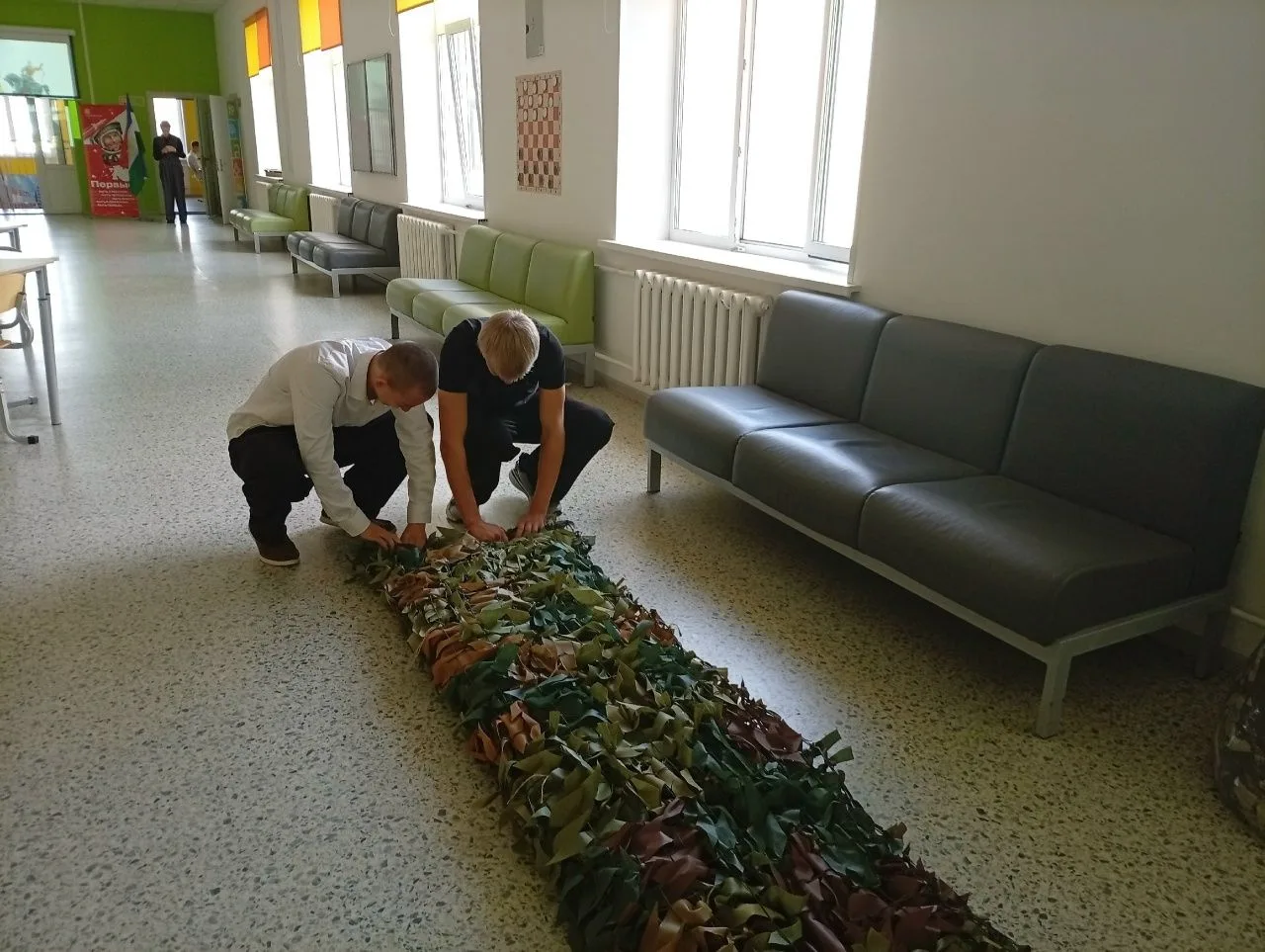 В одном из учебных заведений Ишимбая плетут маскировочные сети для бойцов СВО