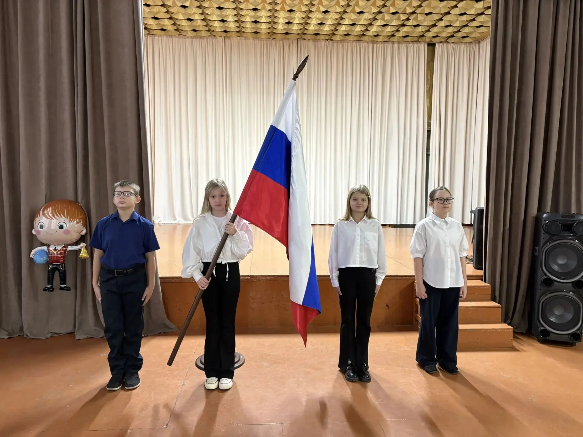 ❗ Традиционное утро понедельника в нашей школе началось с выноса флага Российской Федер...