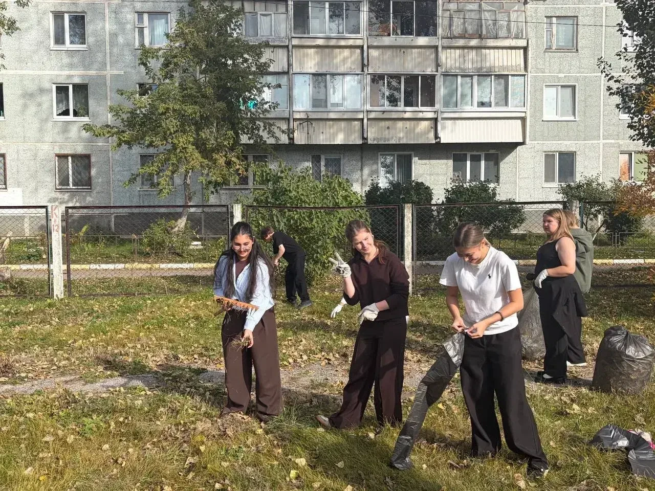 🍂 Субботник в 9В: миссия «Анти-хаос» выполнена!