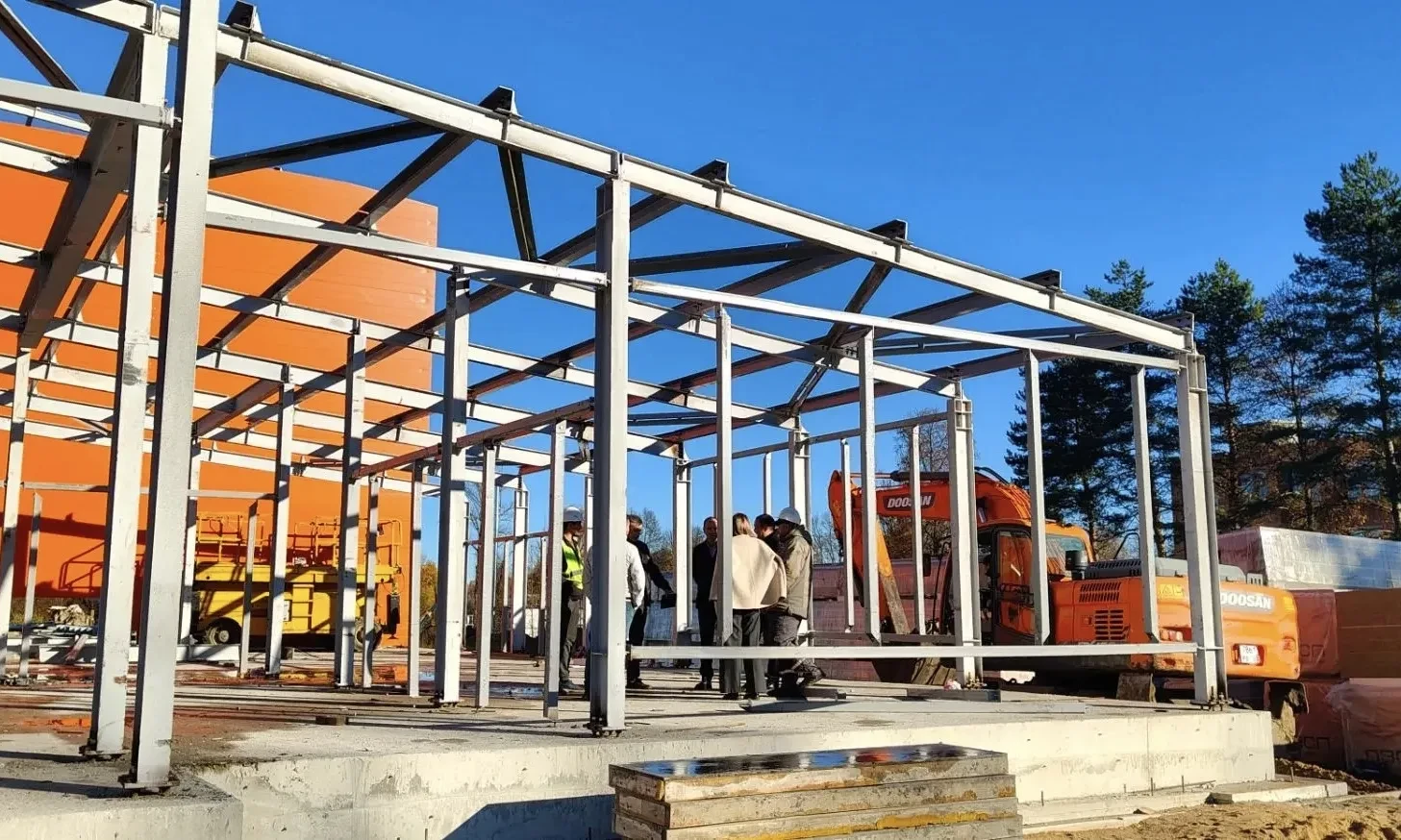 🏗️ В Демидове продолжается строительство «умной» спортивной площадки