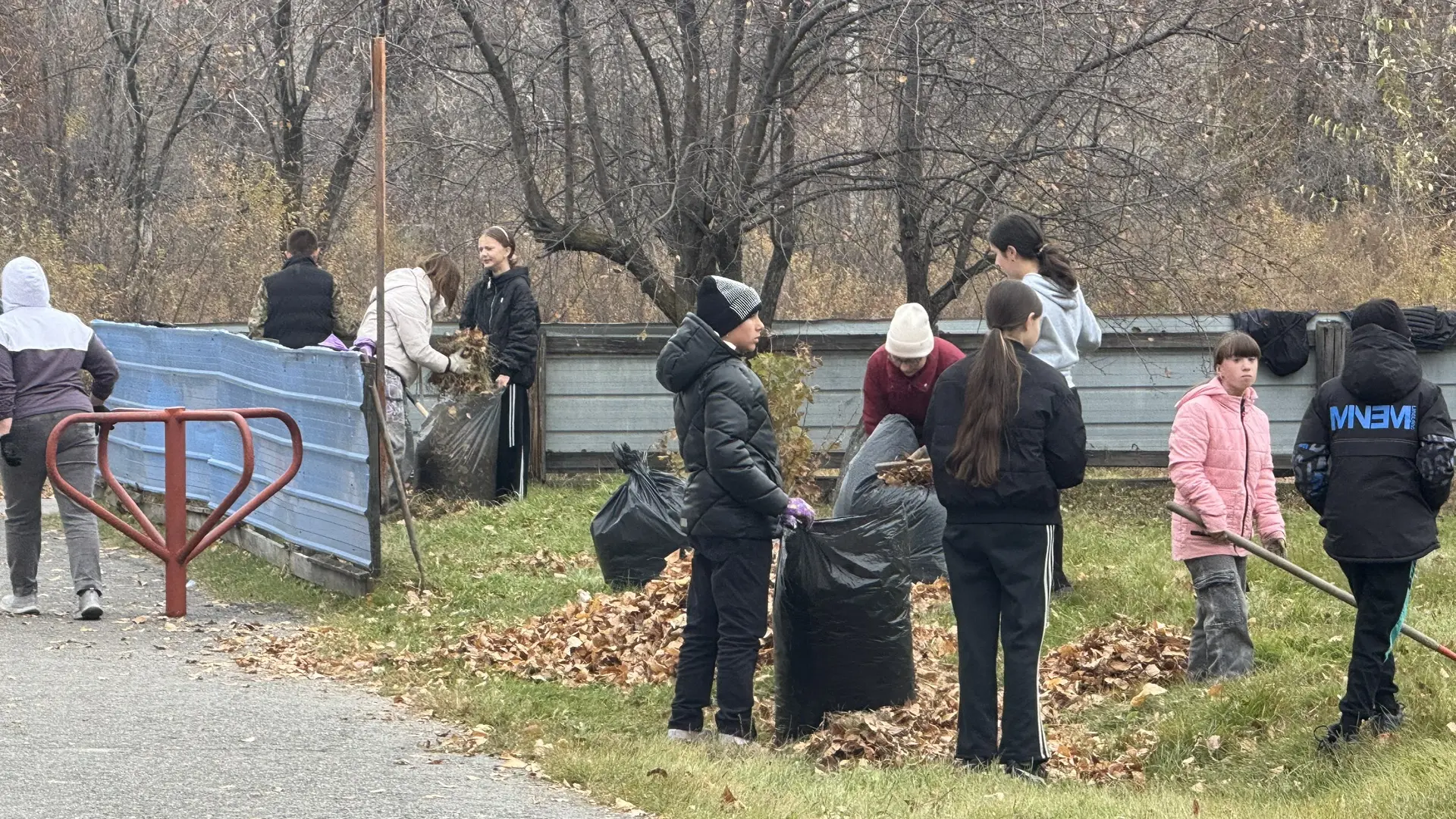 🍂 Дружно, весело и с пользой: в нашей школе прошёл субботник по уборке листьев!