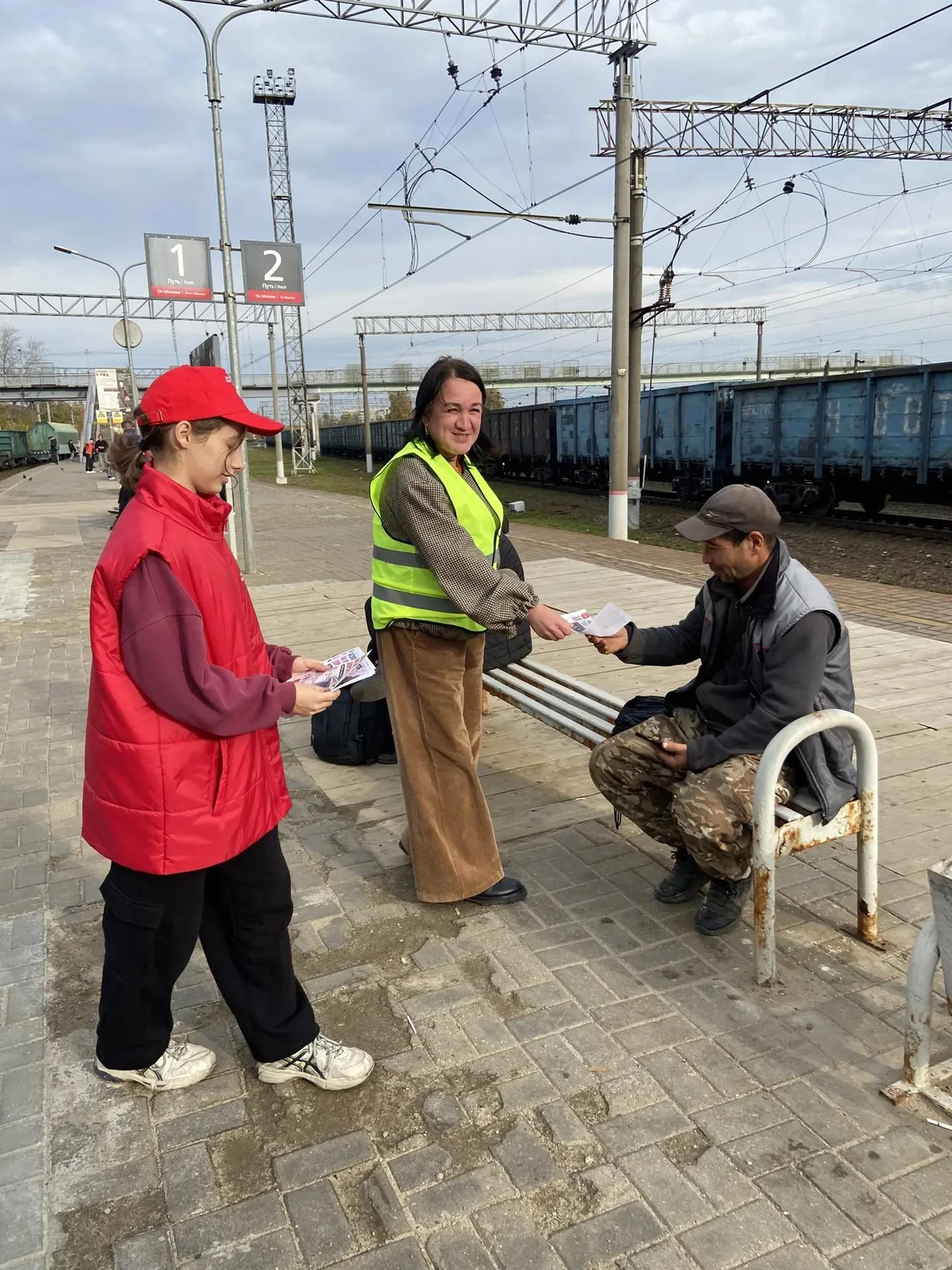 🧐 В минувшую пятницу волонтеры и сотрудники администрации провели на станции Тучково п...