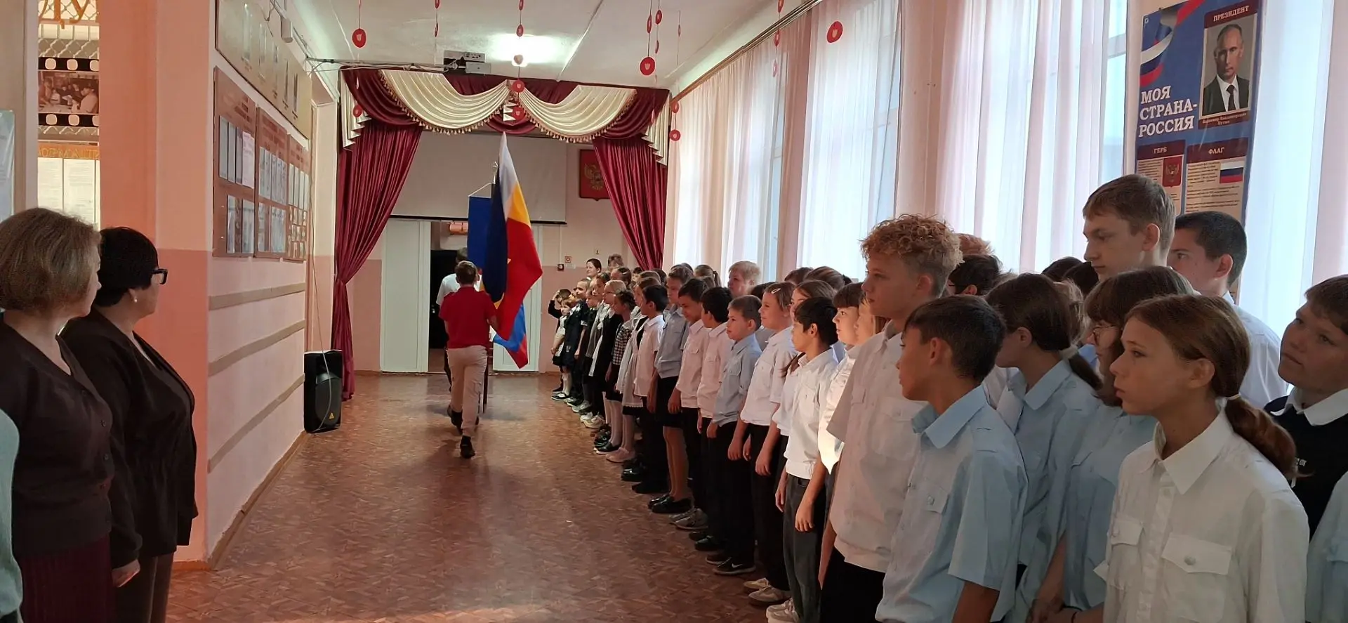Утро 12 октября в нашей школе началось с торжественной линейки, подъема государственног...