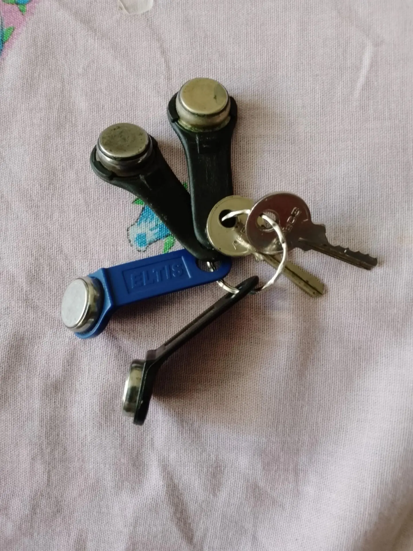 Нашли в детской площадке, 32 мкр. Обращаться дворнику 33 дома.