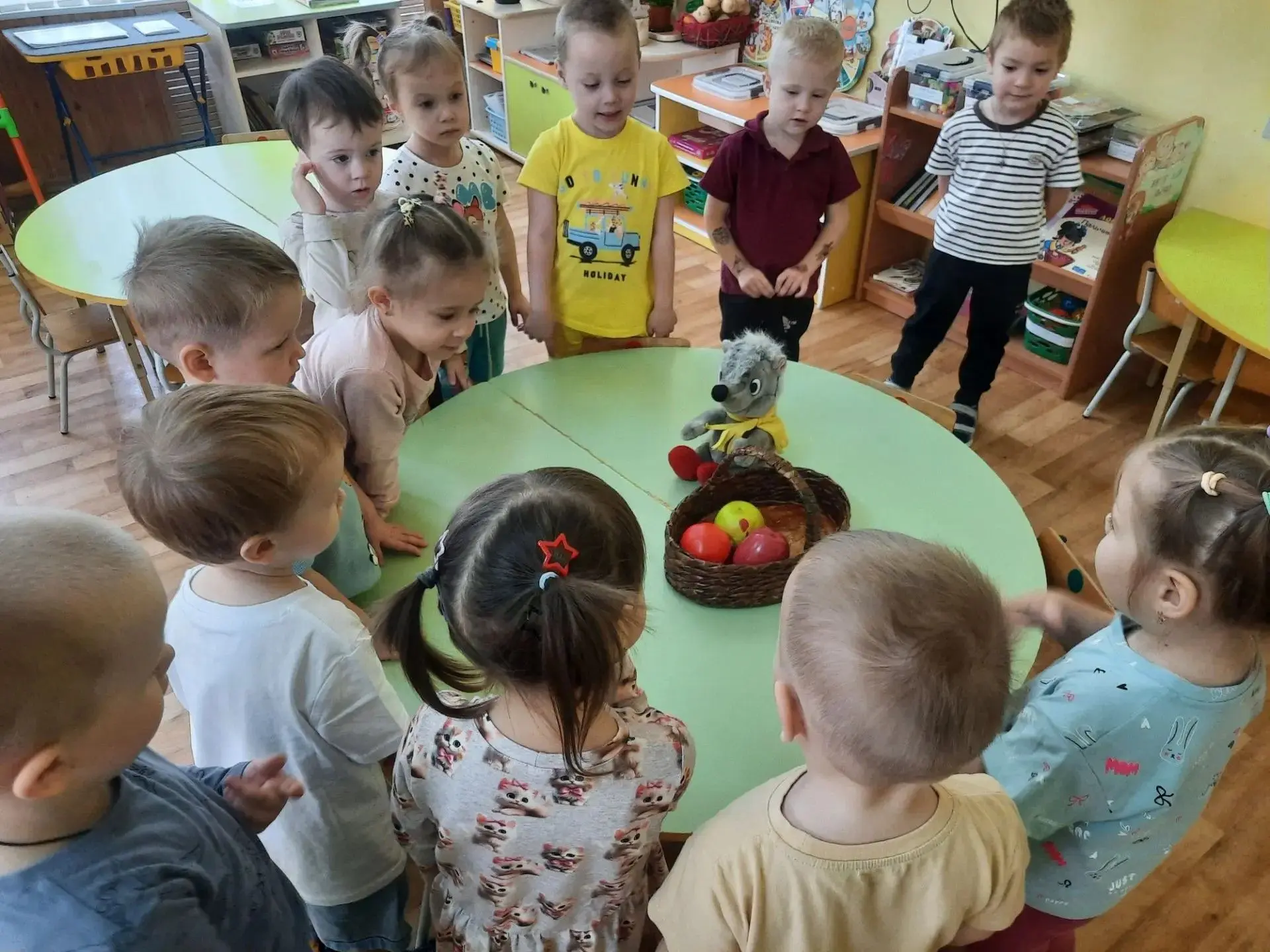 #ГодДошкольногоОбразования       Аппликация во 2 младшей группе "Большие и маленькие яб...