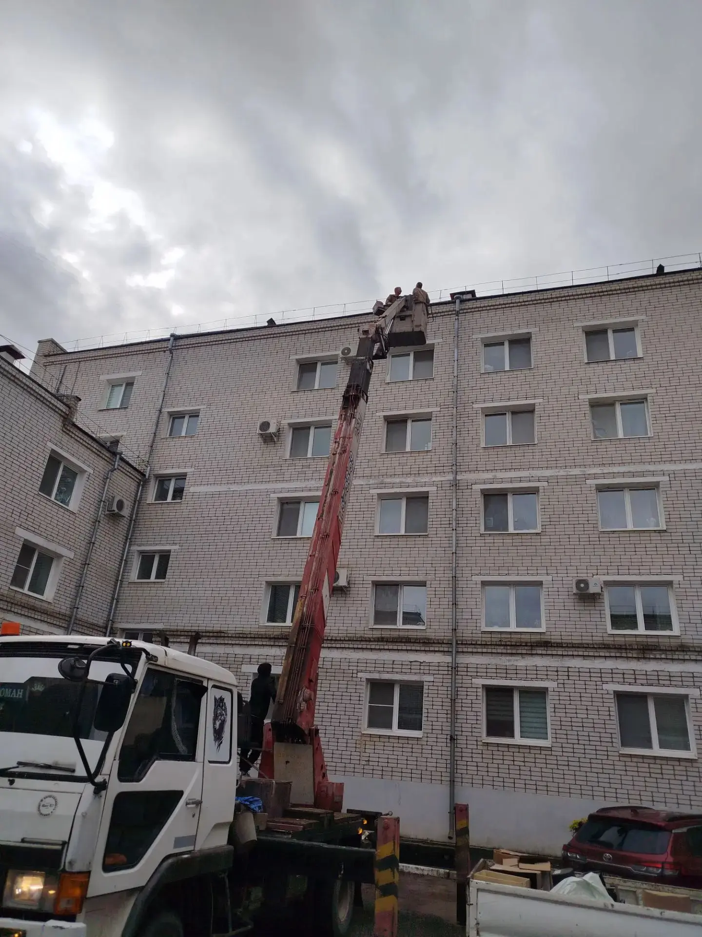 ООО УК «Комплекс‑М» выполнены работы по  латочному  ремонту кровель на следующих домах: