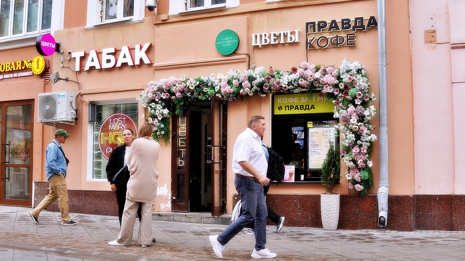 Кузнецкий Мост — одна из старейших улиц Москвы, появление которой связано со строительс...