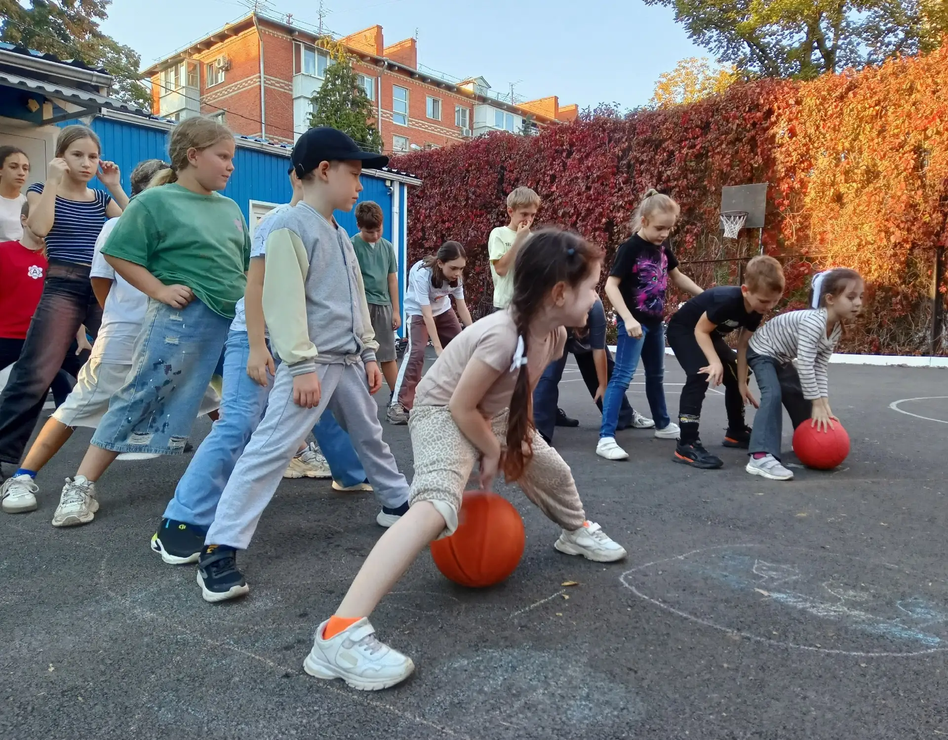 🍁Осень за окном, а на площадке — настоящий спортивный драйв!🏃‍♂️🏀