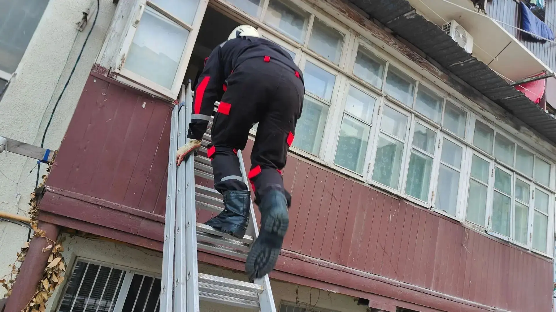 Спасатели МЧС Дагестана помогли запертому к квартире пожилому мужчине