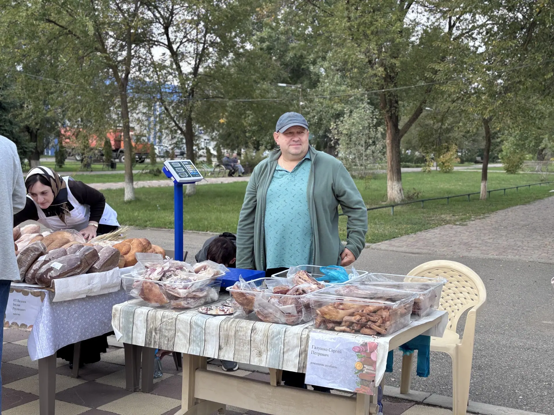 🌾 На площади у Дома культуры села Левокумского проходит ярмарка, приуроченная ко Дню р...