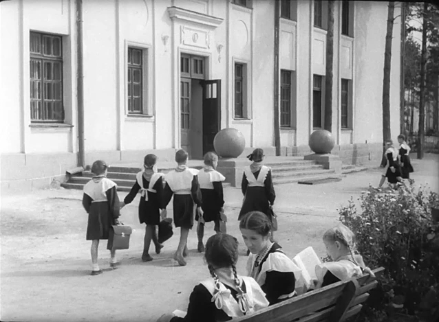 В одной из групп в социальной сети «Одноклассники» обсуждают, какая именно школа попала...