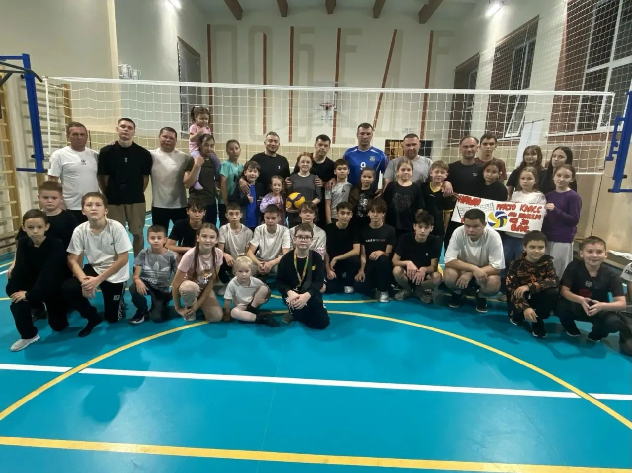 🏐 Отцы вырвали победу у школьников в волейбольном турнире в Аксубаеве