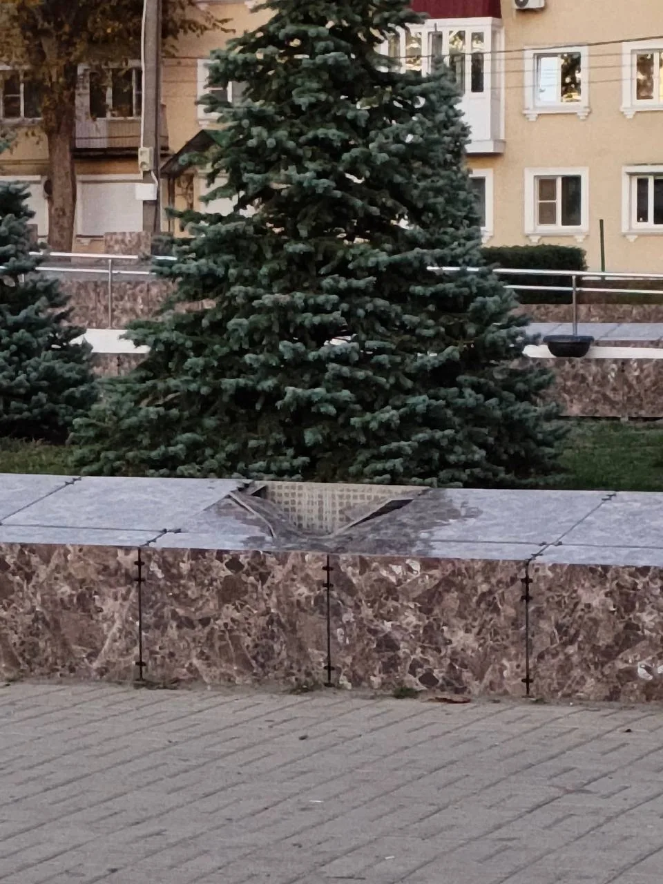 🚧 В Борисоглебске снова пострадала плитка возле мемориала «Борцам за власть Советов».