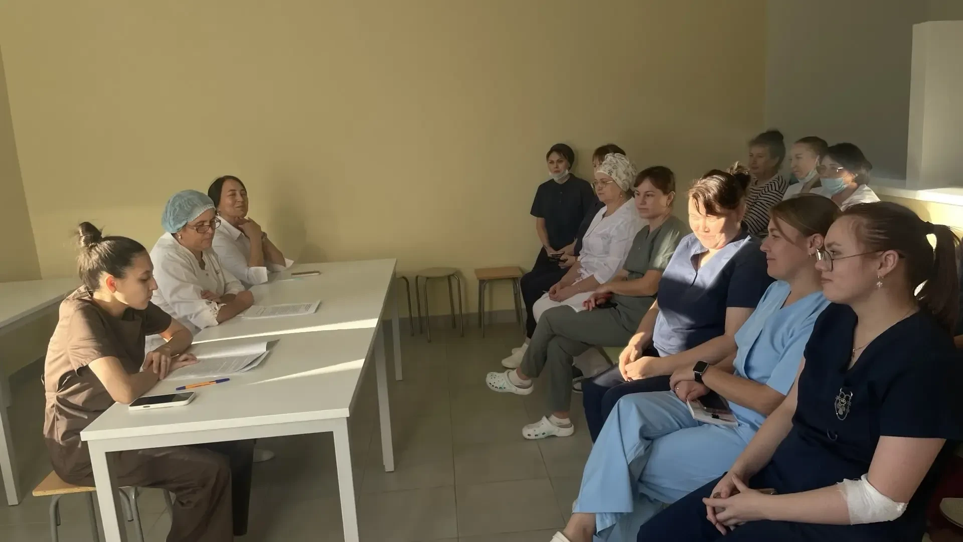 Ежегодно вирус гриппа мутирует, то есть видоизменяется, поэтому каждый раз приходится в...