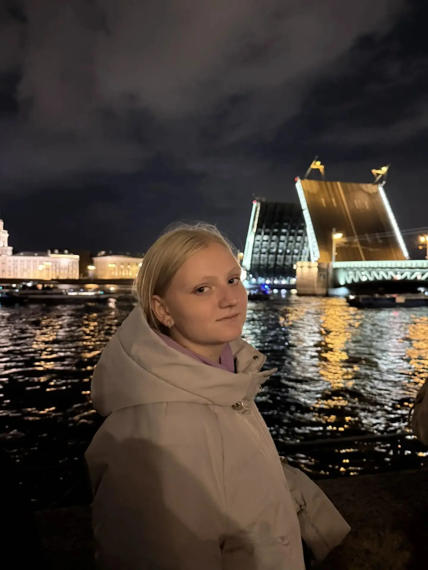 Царское село - место , куда на лето приезжали императрицы . Замечательный Екатеринински...