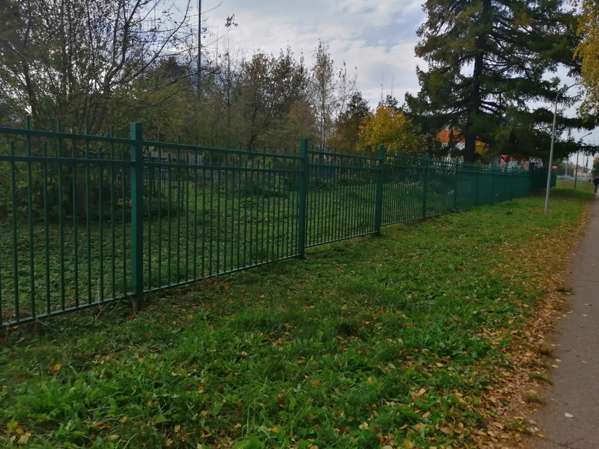 Администрация закройте профлистом Боровецком кладбище. Да и вообще его можно убрать. Кл...