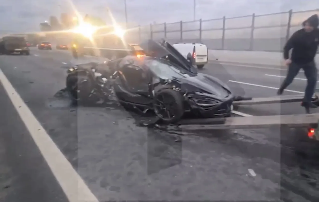 ❗️Суперкар McLaren столкнулся с «Газелью» на проспекте Генерала Дорохова на западе Москвы.