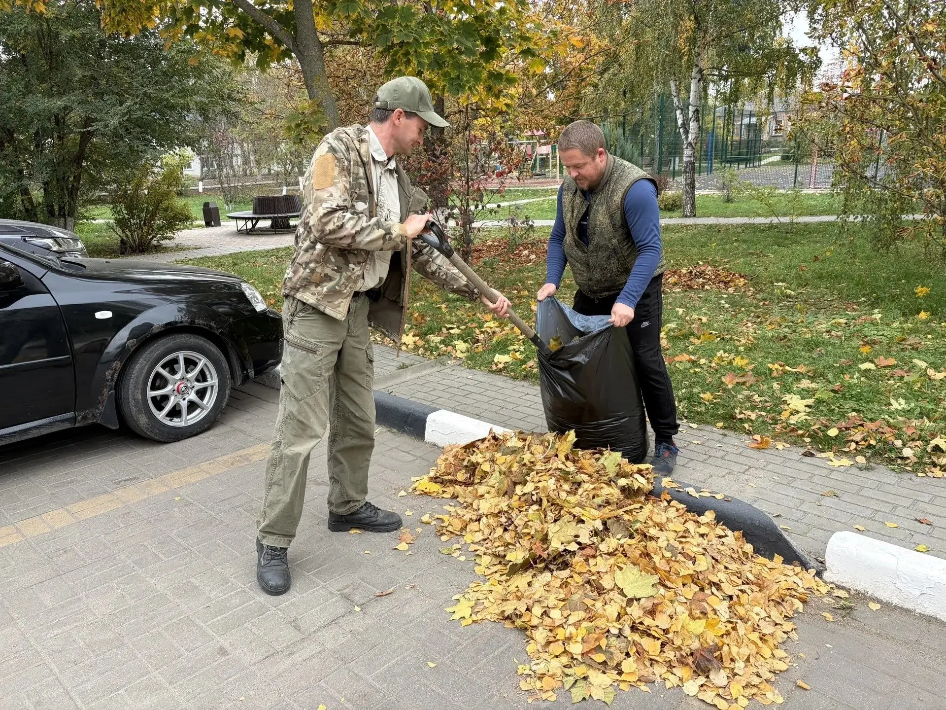 В Волоконовском округе продолжаются осенние субботники в рамках месячника добровольного...