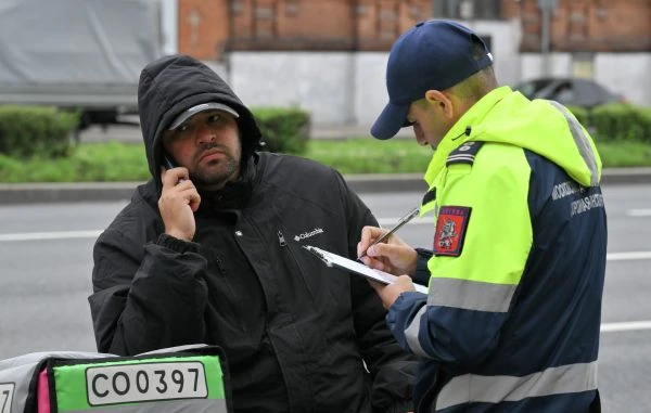 Московских курьеров начнут отстранять от работы за незнание правил дорожного движения
