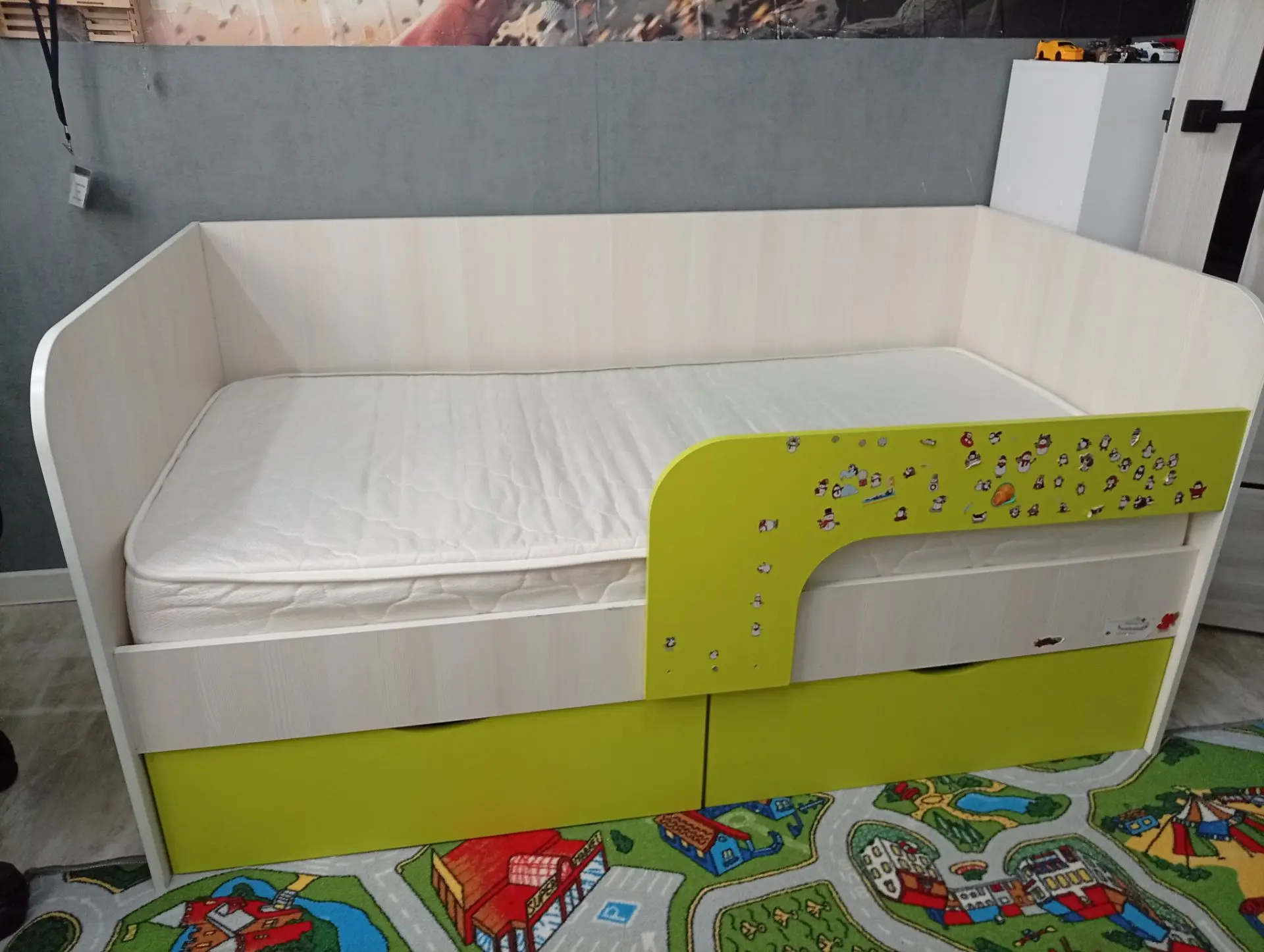Продаётся детская кроватка с бортиком, матрас в комплекте. Размеры 80*160. Состояние хо...