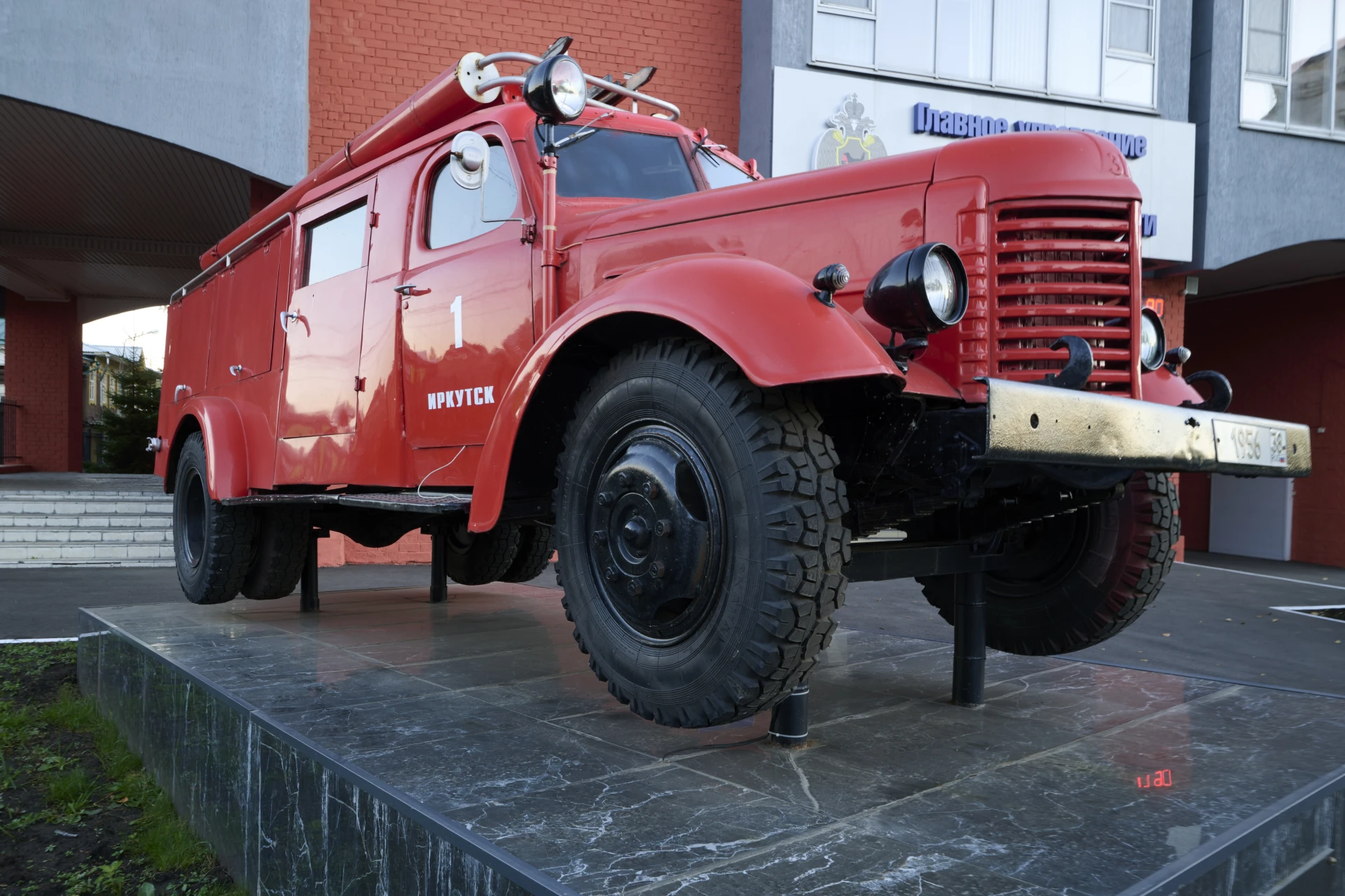 Пожарная автоцистерна ПМЗ-17 на шасси автомобиля ЗИС-150, установленная около Главного ...