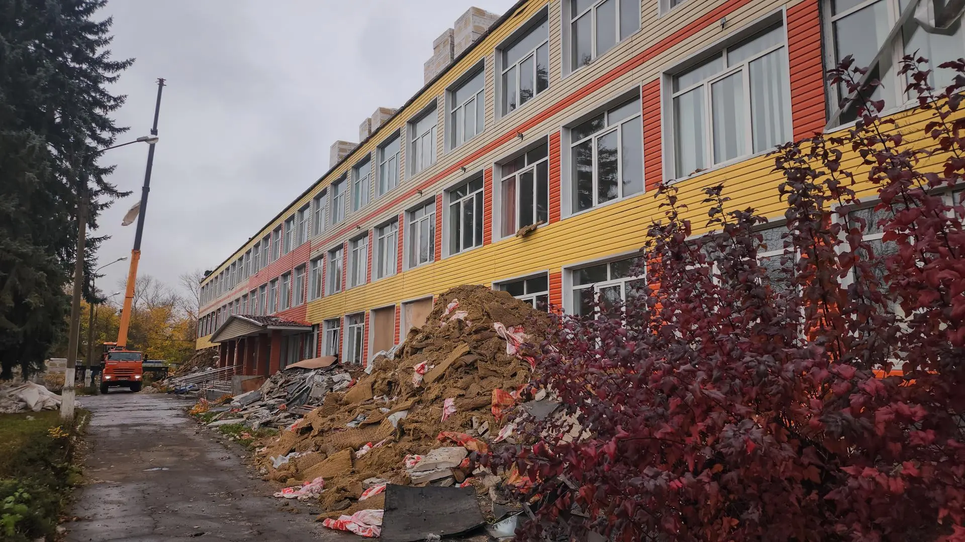 🏗️ В Большеалексеевской школе продолжается капитальный ремонт