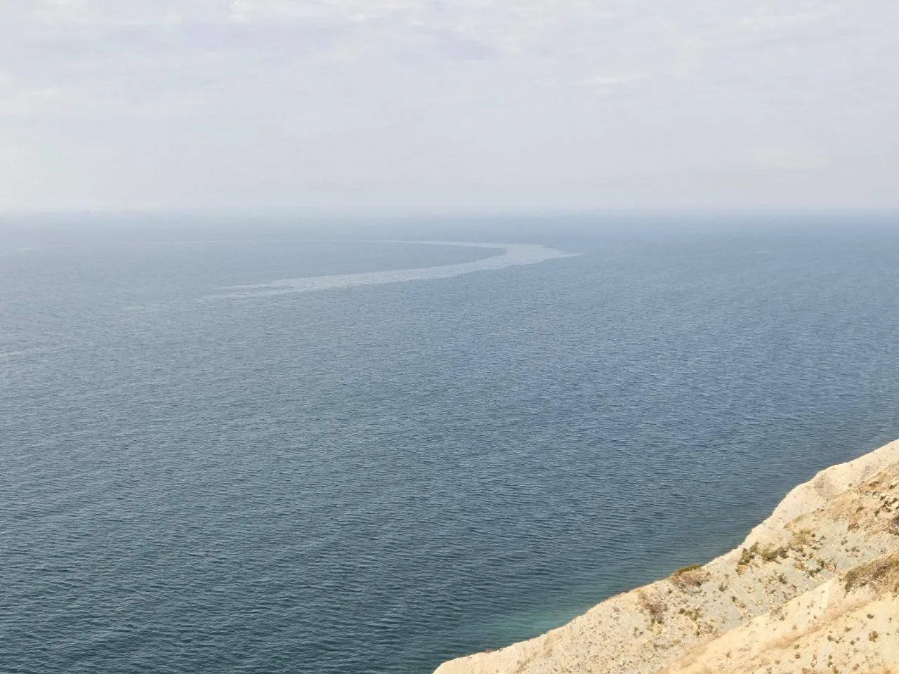 В море в районе 800 ступеней заметили необычное пятно на воде