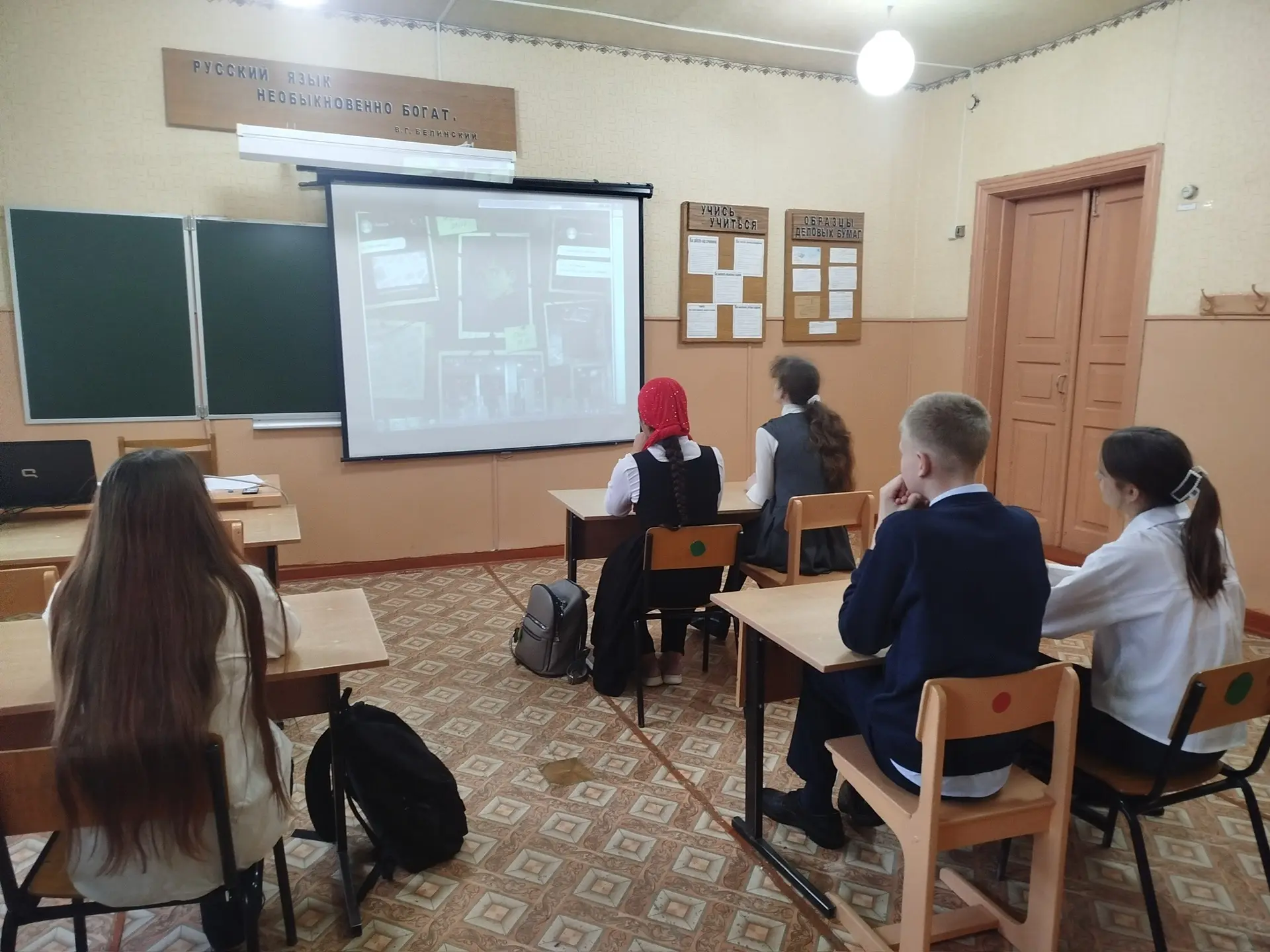 Понедельник в нашей школе начался традиционно — с линейки, выноса флага и гимна, которы...