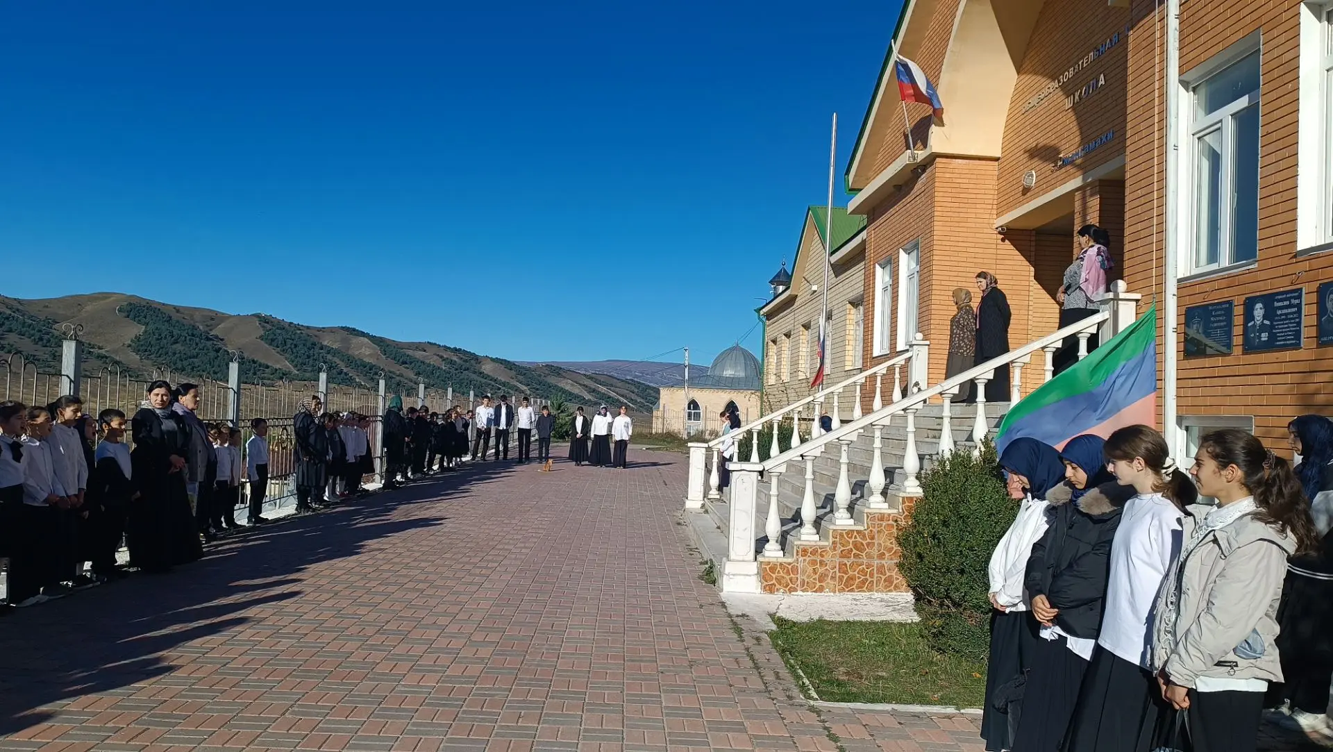 Понедельник. Поднятие флага РФ и РД