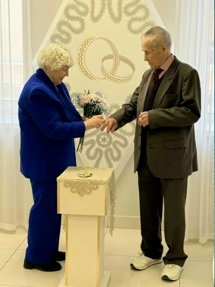 90-летний жeних из Вологды сделал свою избранницу законной женой😅