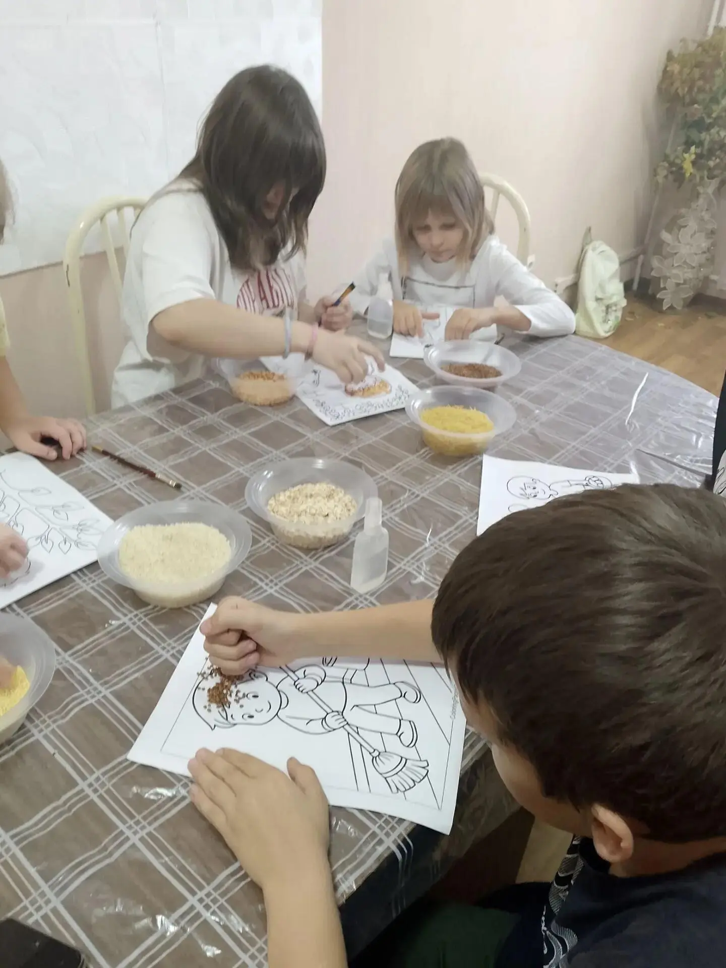 Родоначальницей оригинального вида декоративного искусства — мозаики из семян была жите...
